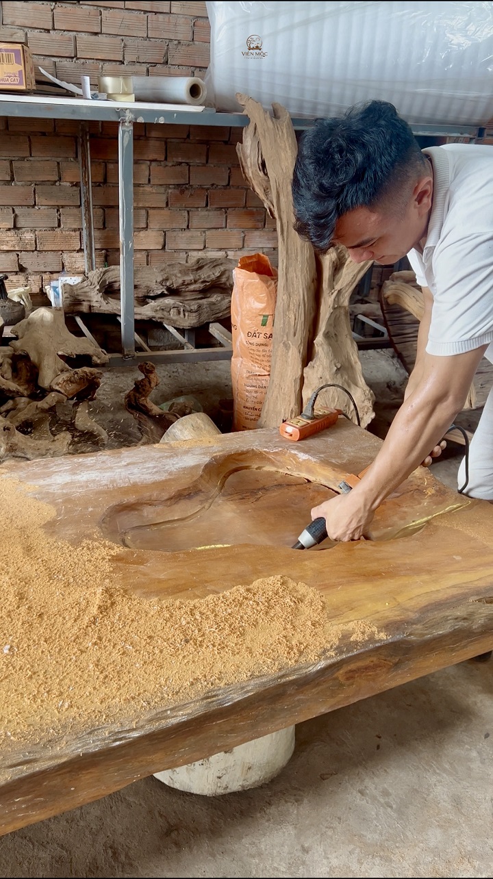 Bắt đầu chế tác bàn trà gỗ lũa